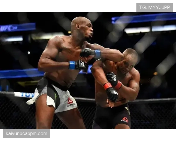 乔恩·琼斯训练间隙居然拿名表堆出山，普通人估计顶不住这阵仗