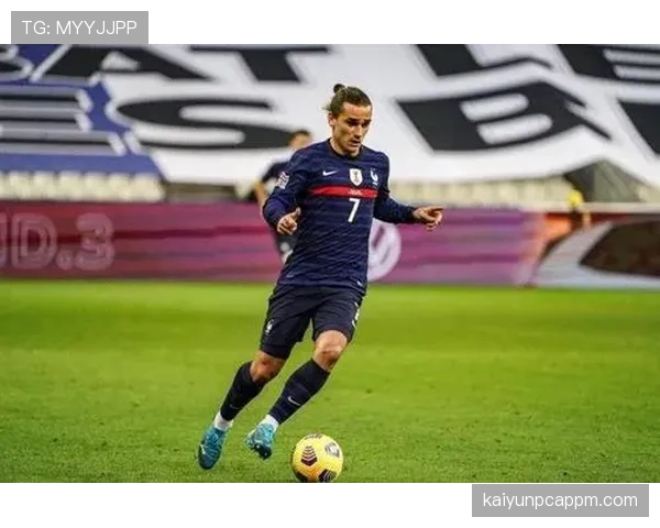 格列兹曼与本泽马国家队进攻角色差异如何影响各自效率？